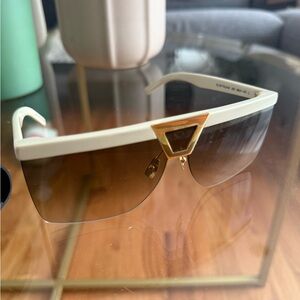 Chic Cream Sunglasses with Gold Accent